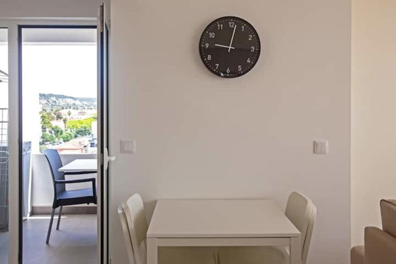 Magnificent 1 Bedroom Apartment With Views Over The Ocean Costa da Caparica Esterno foto